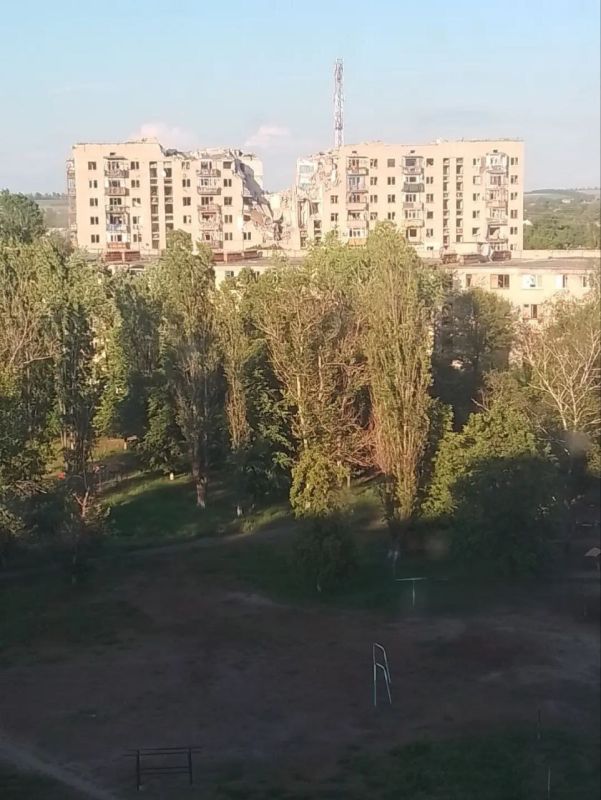 Ковшаровка, 18 дом. Прилет был 16 апреля, а сгорел 10 июля Прислать информацию/новость: @Kupyansk_ZOV_bot @Kupyansk_ZOV