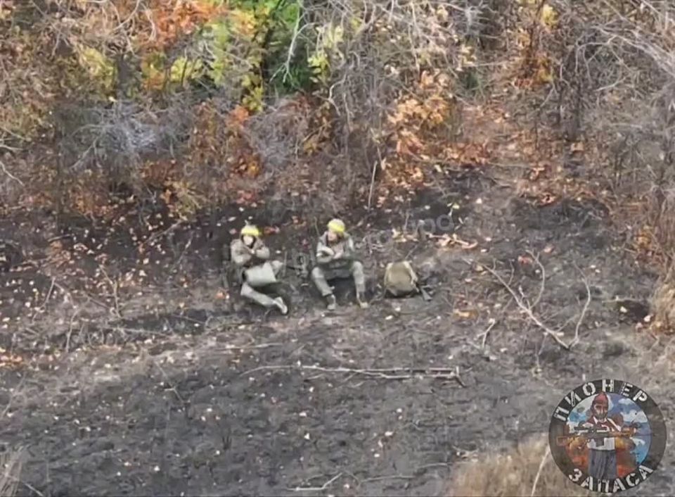 "КВН" не прощает.. Прямое попадание оптоволоконного FPV-дрона по двум боевикам ВСУ на Купянском направлении
