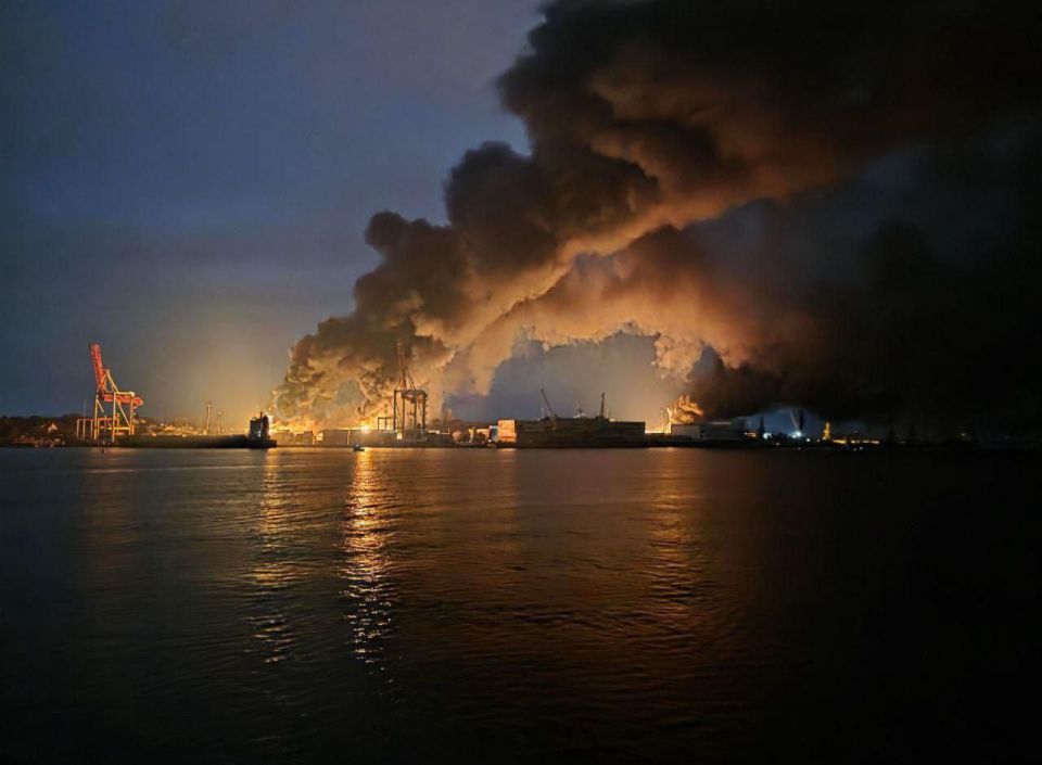 Порт в районе Черноморска Одесской области, после ночных прилётов