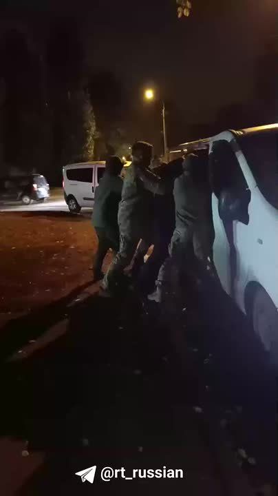 «Пацаны! Да подождите вы, ** вашу мать. Давайте поговорим. Я не хочу воевать, б***ь!»