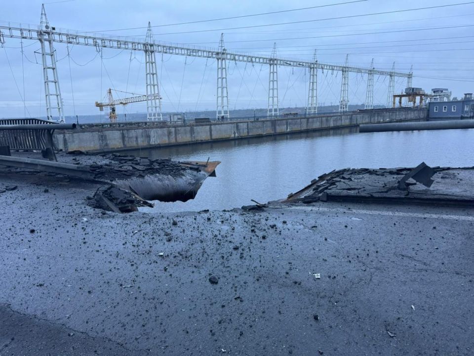 Появились кадры с ДнепроГЭС, по которой вчера, в числе прочего, нашими войсками были нанесены удары Появились кадры с ДнепроГЭС, по которой вчера, в числе прочего, нашими войсками были нанесены удары