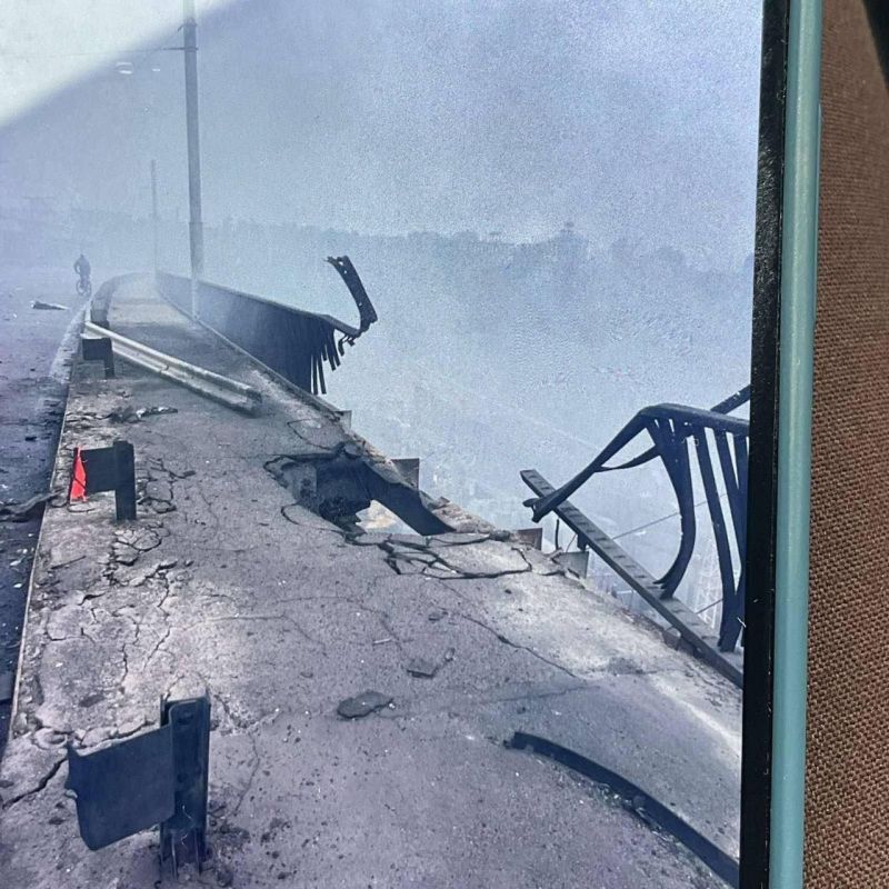 Появились кадры с ДнепроГЭС, по которой вчера, в числе прочего, нашими войсками были нанесены удары Появились кадры с ДнепроГЭС, по которой вчера, в числе прочего, нашими войсками были нанесены удары