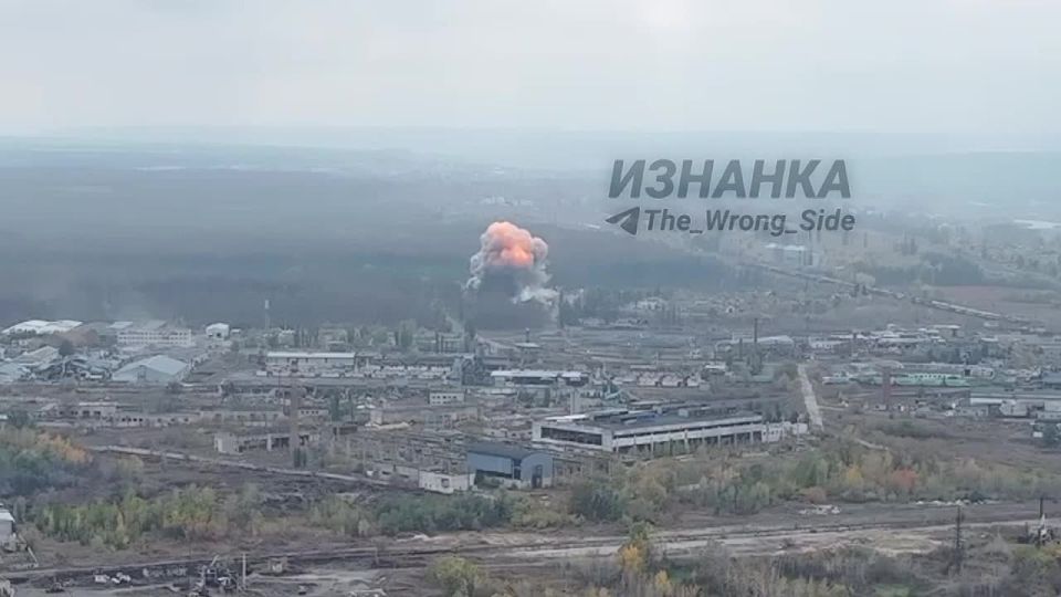 Российские войска ударами ФАБ-500 уничтожили два расположения противника в Харьковской области, сообщает Telegram-канал “Изнанка”