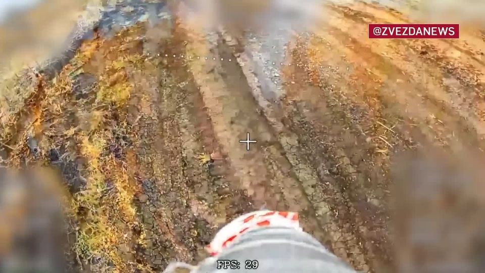 Наш дрон, как хищник, выжидал нужного момента, а после набросился на проезжающий пикап с всушниками