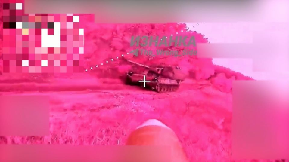 Российские дроноводы из ГрВ "Запад" с помощью двух FPV-дронов уничтожили САУ "Краб" польского производства