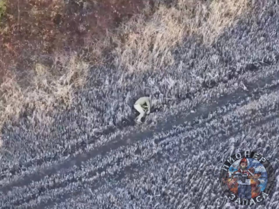 Сегодня утром 272 мотострелковый полк силами расчёта «Масик» обнаружили трёх хохлов, бегущих с позиций под н.п. Песчаное Верхнее на Купянском направлении Сегодня утром 272 мотострелковый полк силами расчёта «Масик» обнаружили трёх хохлов, бегущих с позиций под н.п. Песчаное Верхнее на Купянском направлении