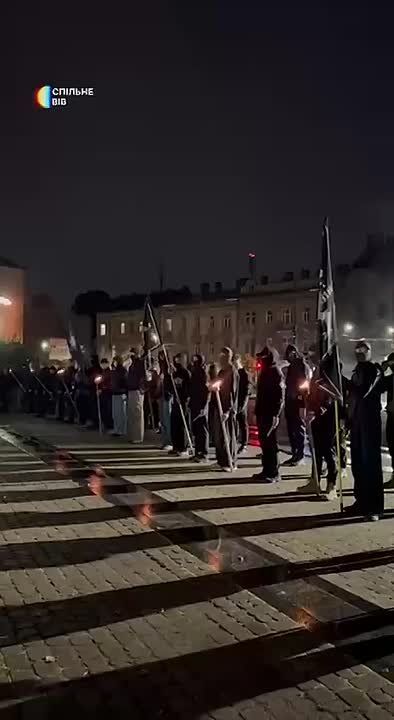 А Где ТЦК? А?!. Во Львове прошла очередная акция, приуроченная ко дню создания УПА с факельным шествием у памятника пособника гитлеровцев Бандеры