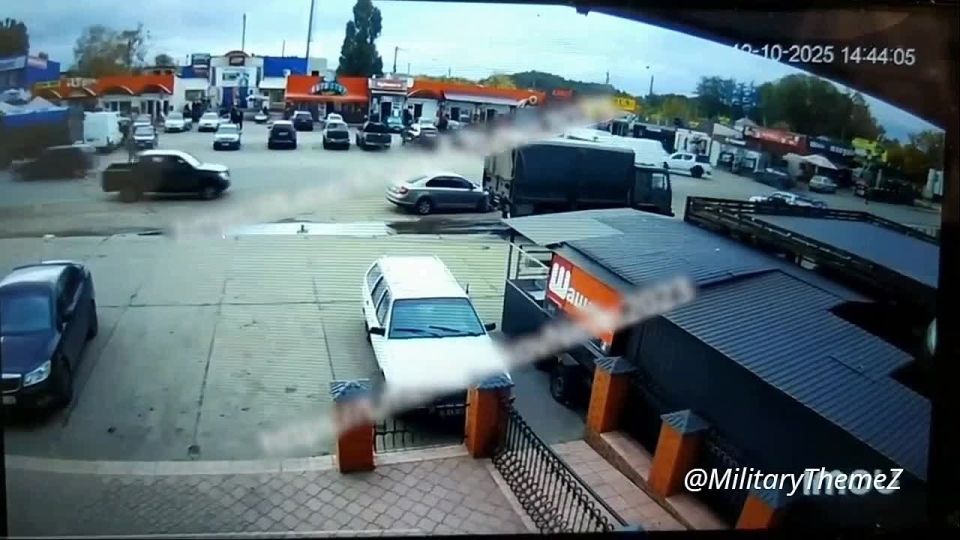 Прилет барражирующего боеприпаса "Ланцет" по ВСУшному грузовику в Изюме Харьковской области