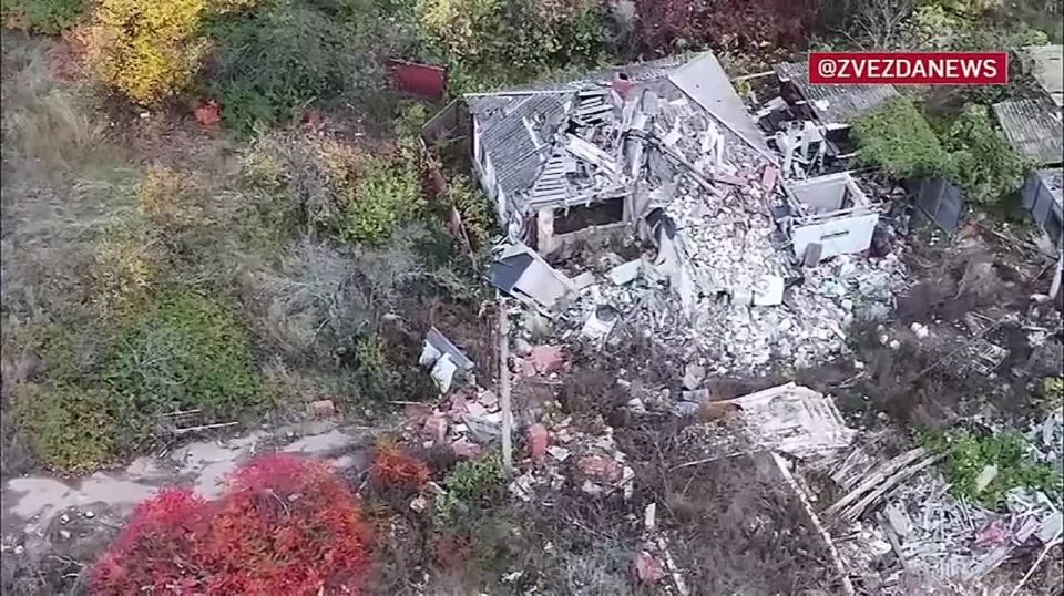 Российский триколор развернули бойцы в селе Боровская Андреевка в Харьковской области