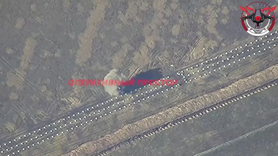 Российские военные в Харьковской области ударили дроном-камикадзе "Ланцет" по фронтальному погрузчику с солдатами ВСУ в ковше, сообщает Telegram-канал "Оперативный простор"