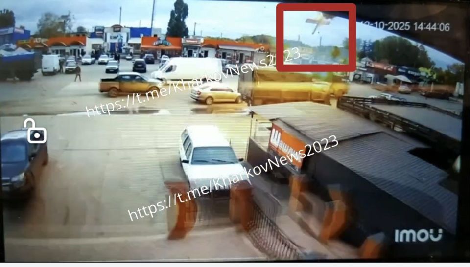 Российский дрон поражает грузовик в Изюме Российский дрон поражает грузовик в Изюме