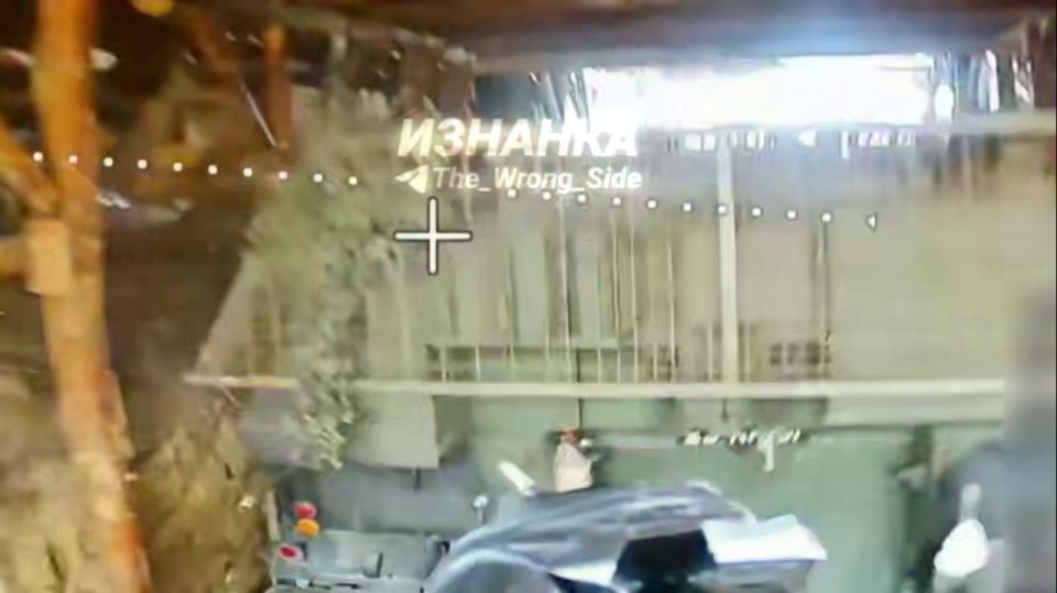 Российские дроноводы из ГрВ "Запад" с помощью пары FPV-дронов сожгли британскую 155-мм/39 САУ AS-90 ВСУ в районе н. п. Гусинка к северо-западу от Купянска в Харьковской области