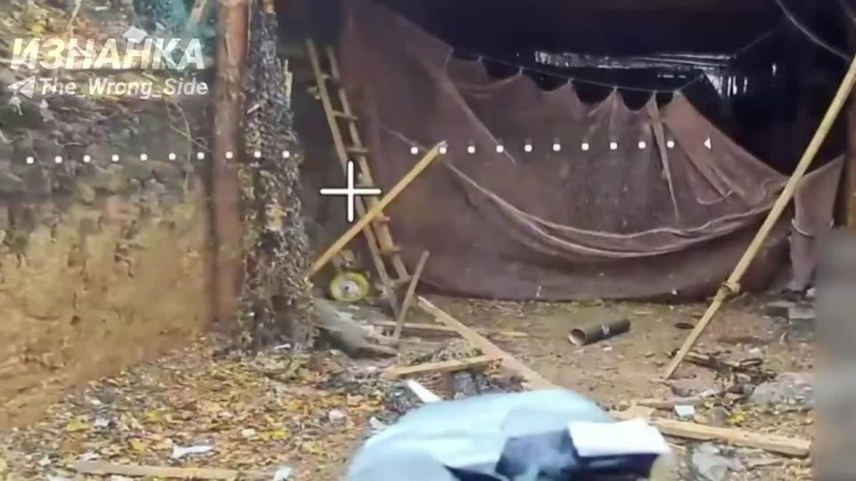 Операторы оптоволоконных FPV-дронов ГВ «Запад» уничтожают британскую 155-мм САУ AS-90 в районе н.п Гусинка Харьковской области