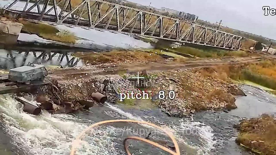 Район Купянска.. Уничтожение буханки противника на насыпанной переправе через реку. Рядом можно увидеть разрушенный железнодорожный мост с обвалившимся пролетом