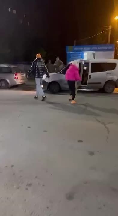 Мосфильм, г.Харьков.. Доблестный сотрудник ТЦК обезвреживает баллончиком невероятно опасную женщину