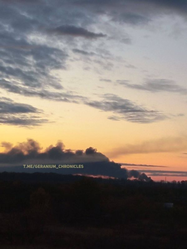 Еще видео пожаров в окрестностях Харькова после ракетных ударов