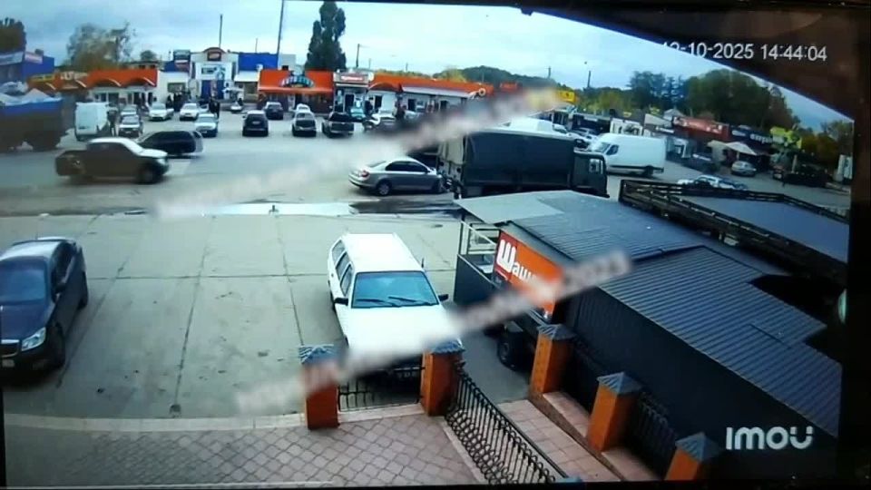 Эффектные кадры эпичного прилёта барражирующего боеприпаса "Ланцет" в военный грузовик ВСУ