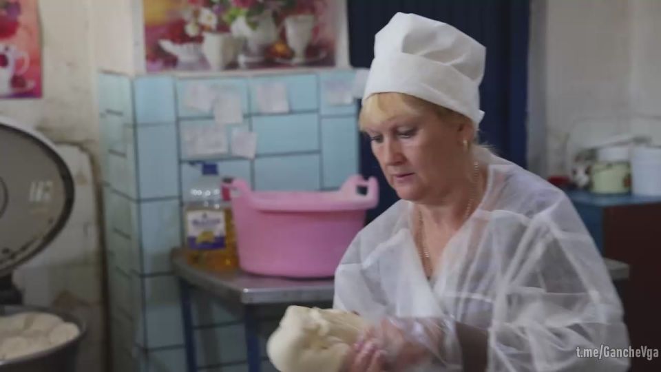 По распоряжению Главы ВГА Харьковской области, в рамках празднования Всемирного дня хлеба, сотрудники ВГА поздравили работников пекарни