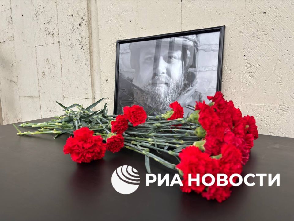 Вчера вечером в Запорожской области, при выполнении журналистского задания, погиб военкор РИА Новости — Иван Зуев и тяжело ранен военкор Юрий Войткевич Вчера вечером в Запорожской области, при выполнении журналистского задания, погиб военкор РИА Новости — Иван Зуев и тяжело ранен военкор Юрий Войткевич