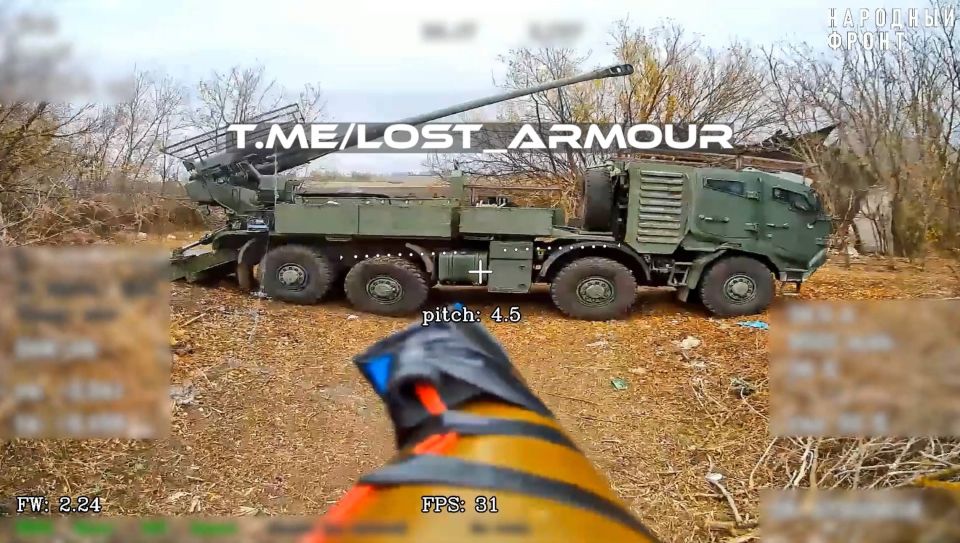 Уничтожение оптоволоконными FPV-дронами украинской 155-мм колёсной САУ «Богдана» на шасси Tatra T815-7 в Харьковской области Уничтожение оптоволоконными FPV-дронами украинской 155-мм колёсной САУ «Богдана» на шасси Tatra T815-7 в Харьковской области