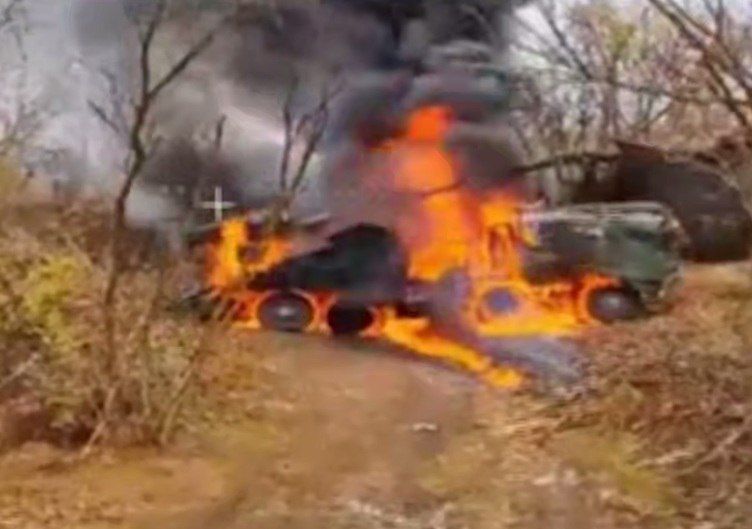 В Харьковской области непосредственно на огневой позиции ударами оптоволоконных FPV-дронов "КВН" уничтожена 155-мм колесная САУ 2С22 «Богдана» ВСУ на шасси Tatra T815-7 В Харьковской области непосредственно на огневой позиции ударами оптоволоконных FPV-дронов "КВН" уничтожена 155-мм колесная САУ 2С22 «Богдана» ВСУ на шасси Tatra T815-7
