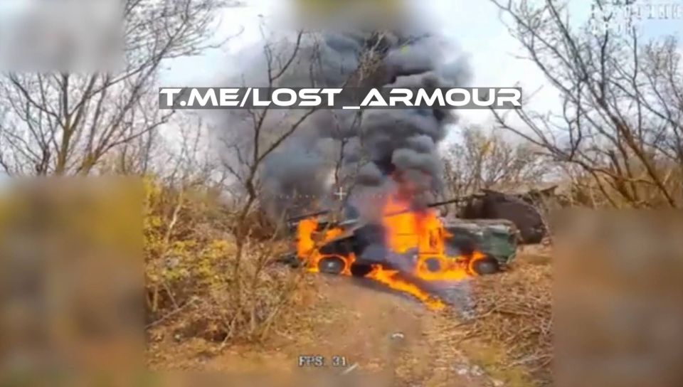 Уничтожение оптоволоконными FPV-дронами украинской 155-мм колёсной САУ «Богдана» на шасси Tatra T815-7 в Харьковской области Уничтожение оптоволоконными FPV-дронами украинской 155-мм колёсной САУ «Богдана» на шасси Tatra T815-7 в Харьковской области