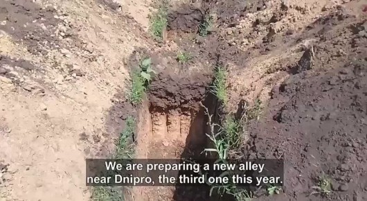 Британский эксперт показал видео со свежими могилами под Днепропетровском, закадровый голос говорит, что эти ряды выкопаны с сентября