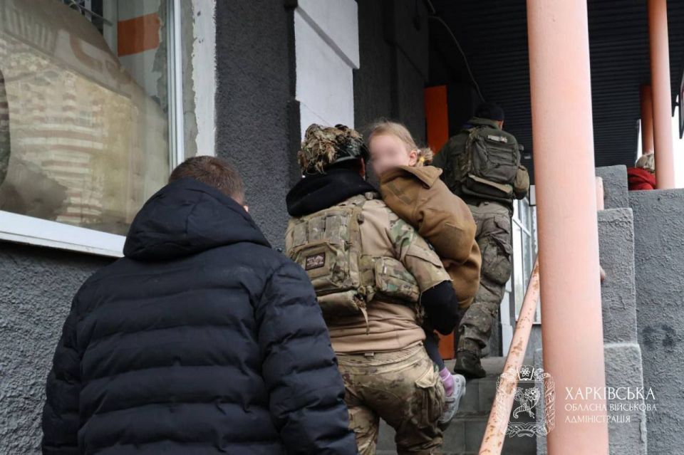 Записки ветерана: Минуточку, а что военные делают на постановочной эвакуации детей из типа детского садика, поражённого сегодня в Харькове?