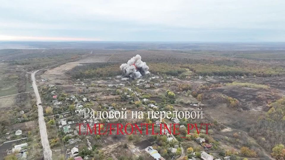 Работает ГрВ Запад. На видео от воинов-дроноводов — аннигиляция ПВД ВСУ авиацией ВКС РФ при помощи ФАБ, а также удары FPV-дронов группировки войск «Запад» по ДВУМ пикапам противника, осуществлявшим подвоз личного состава...