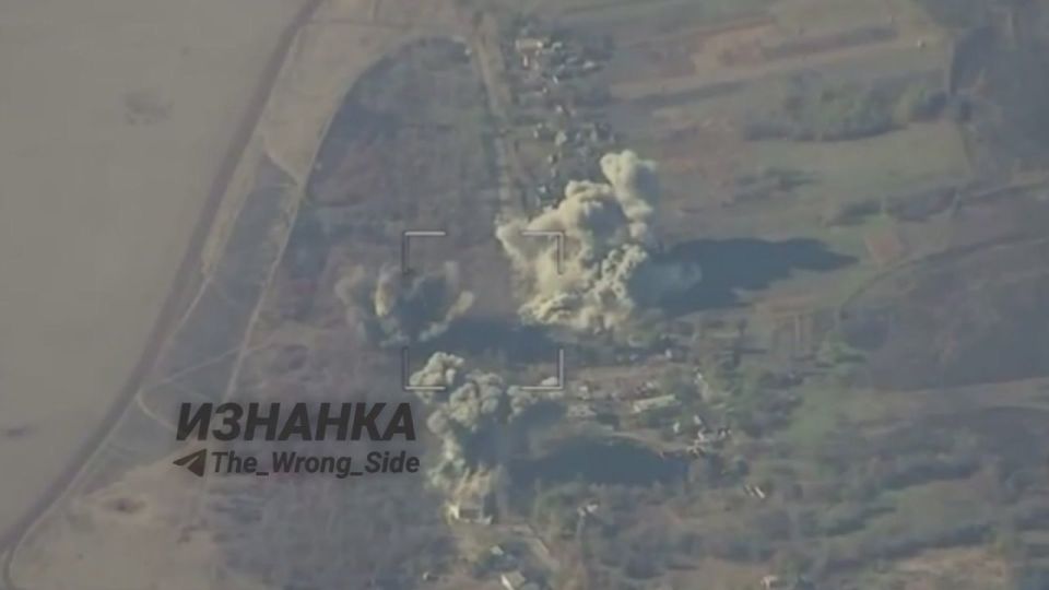 Новые кадры работы ВКС РФ. Уничтожение ПВД 116 омбр ВСУ с применением ФАБ-250 в районе г. Купянск