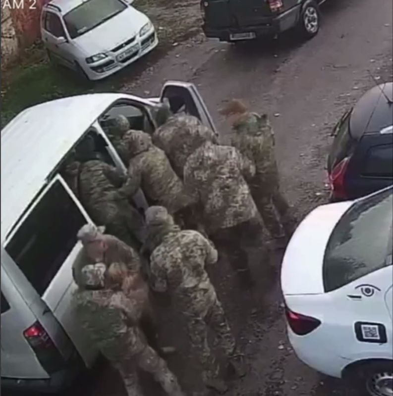 Харьков. Людоловы с улицы похитили мужика, а следом и его собаку, увезя по известному направлению Харьков. Людоловы с улицы похитили мужика, а следом и его собаку, увезя по известному направлению