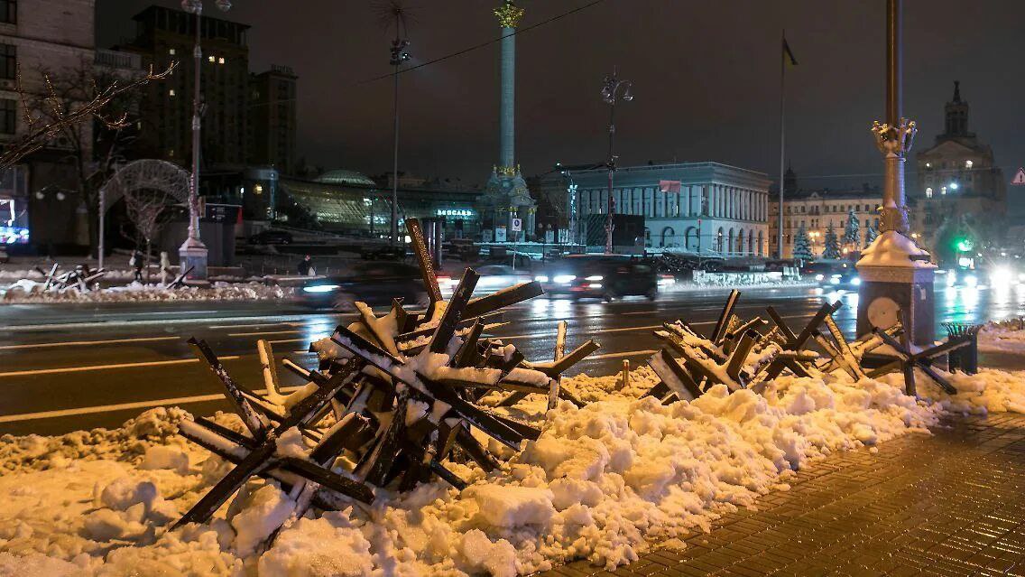 Украина входит в зиму с холодом и попрошайничеством
