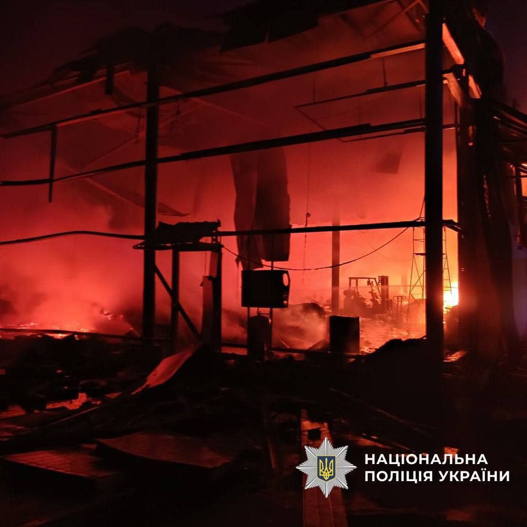 В Чугуеве Харьковской области после ударов ВС РФ по объектам противника ударов ВС РФ были поражены складские помещения одного из производственных объектов неприятеля, очевидцы зафиксировали не менее 6 попаданий, отмечается... В Чугуеве Харьковской области после ударов ВС РФ по объектам противника ударов ВС РФ были поражены складские помещения одного из производственных объектов неприятеля, очевидцы зафиксировали не менее 6 попаданий, отмечается...