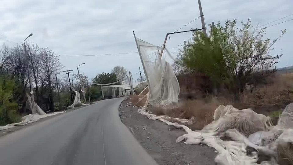 Юрий Котенок: Дорога в районе Константиновки и то, что осталось от сетей, натянутых ВСУ для защиты от FPV-дронов