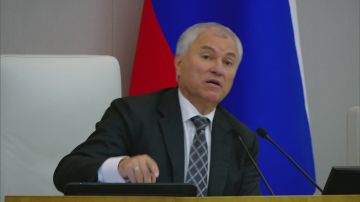 Это смелый Буревестник гордо реет между молний над ревущим гневно морем; то кричит пророк победы