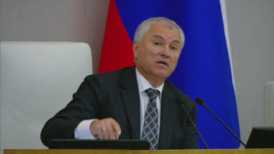 Это смелый Буревестник гордо реет между молний над ревущим гневно морем; то кричит пророк победы