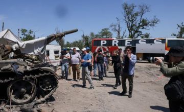 Иван Мезюхо: Дипломатическую медиастратегию Путина пустить журналистов в зону окружения ВСУ подробно оценил в интервью изданию «Свободная пресса»: