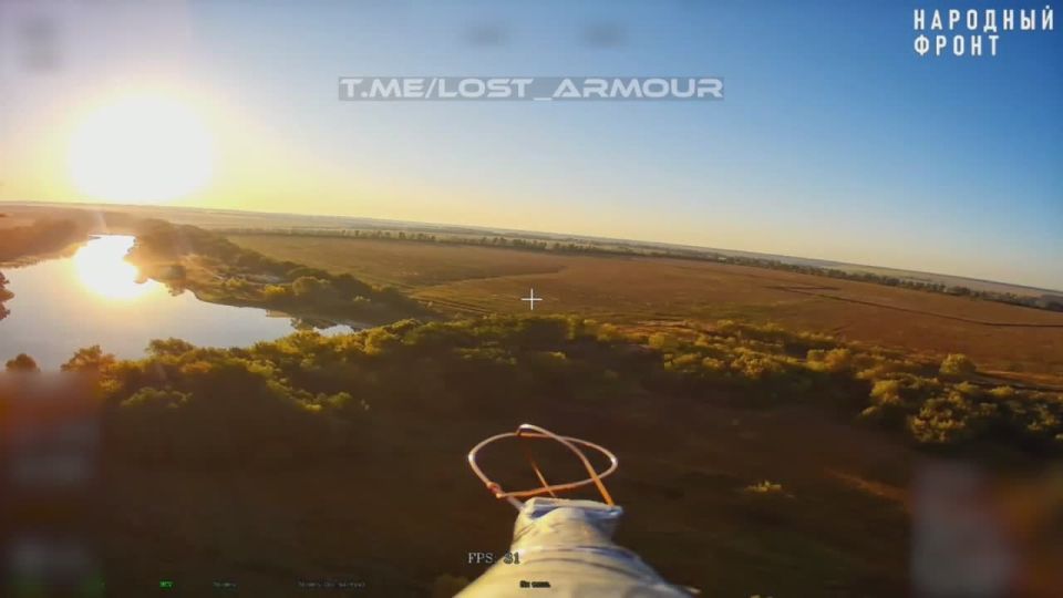 Живописные кадры!. Оптоволоконный FPV-дрон "КВН" осуществляет объективный контроль нанесения удара барражирующим боеприпасом "Ланцет" по артиллерийской позиции ВСУ в Харьковской области