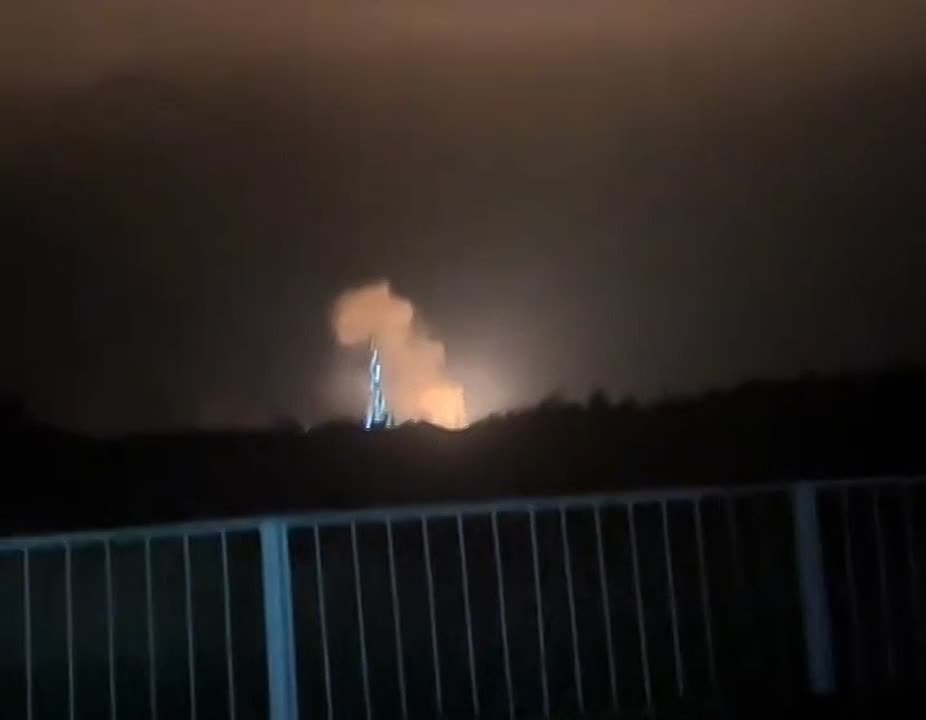 «Герани» этой ночью атаковали военную и промышленную инфраструктуру в Полтаве, Одессе, Днепропетровске, Запорожье и Херсоне! На кадрах — работа наших БПЛА по объекту энергетики в Полтавской области