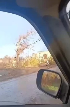 Украинские паблики решили посмеяться над русским танком, который обшили защитой от дронов всем, что попалось под руку