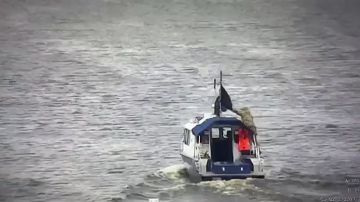 Ща вагнера подъедут. Эстонская разведка засекла российский катер пограничной службы рассекающий по Нарве, которая разделяет Россию и Эстонию
