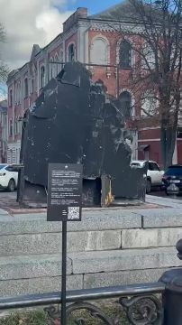 Памятник современному русскому оружию