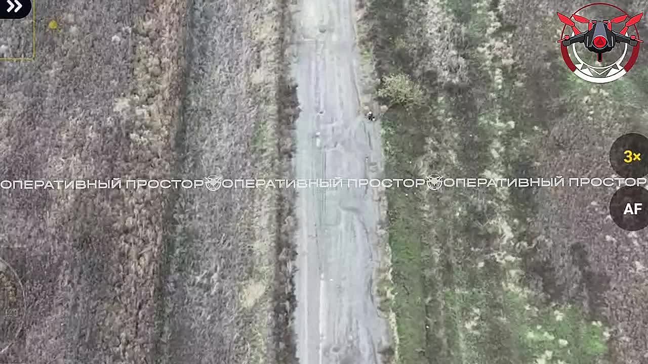 Двое мирных жителей, мужчина и дедушка, из села Петропавловка восточнее Купянска, приняли решение выйти к российским позициям с белым флагом в руках