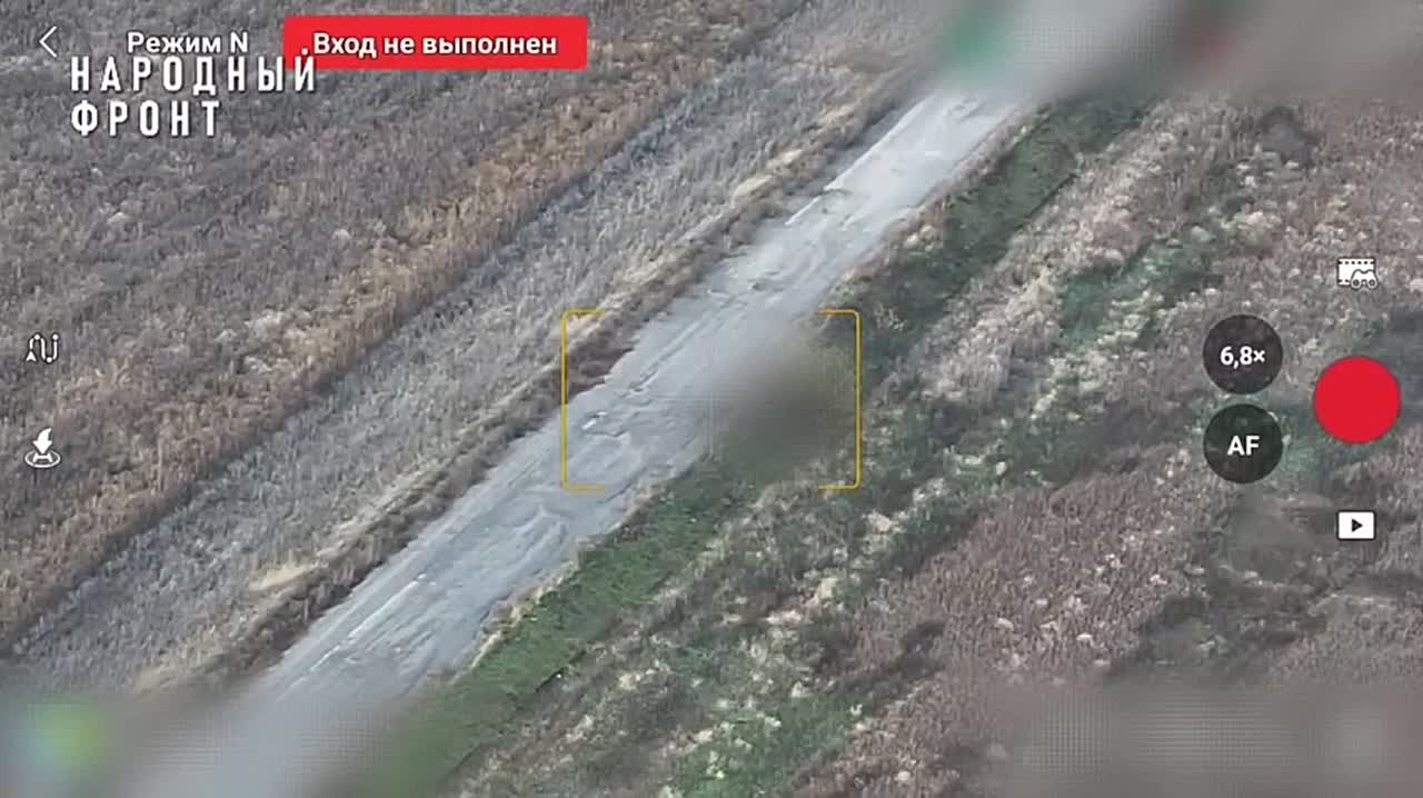 Пожилая женщина пытается выбраться из Купянска