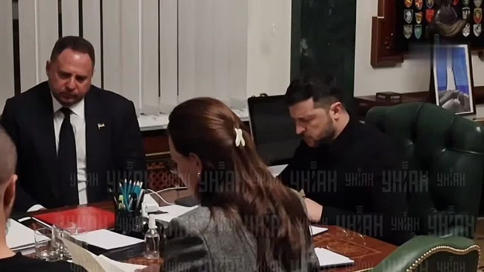 Анатолий Кузичев: Украинский нардеп Безуглая пишет, что Зеля в очередной раз пытается создать образ непобедимого генералиссимуса, поэтому нагло и тупо врёт о ситуации в Купянске и Покровске