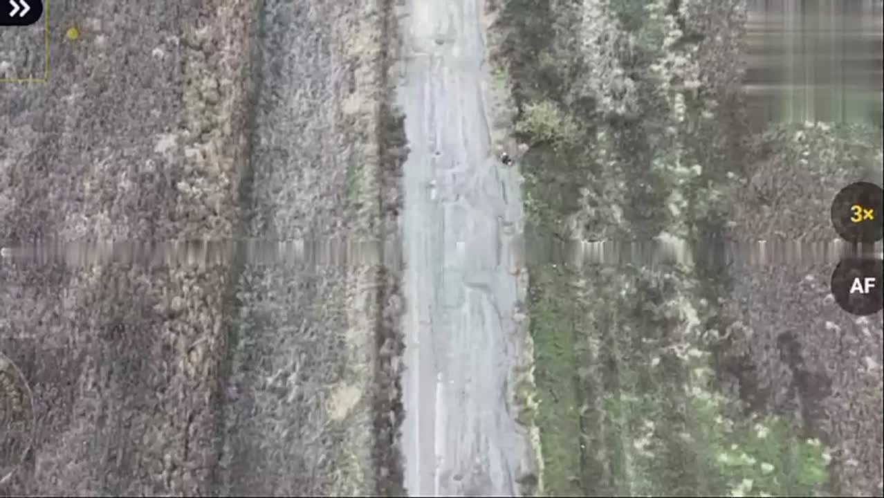 Очередное жуткое преступление со стороны украинской армии Эти жуткие кадры уже облетели всю сеть. Два пожилых жителя Купянска, вместе со своей собакой хотели выйти из ада в котором оказались. Двигались они с белым флагом в...