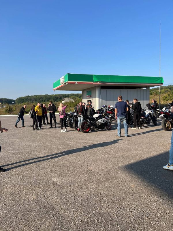 «Хаммер» ВСУ, оснащённый защитным ограждением и системой обнаружения дронов, подъехал на заправку на севере Харьковской области, где тусовались местные байкеры «Хаммер» ВСУ, оснащённый защитным ограждением и системой обнаружения дронов, подъехал на заправку на севере Харьковской области, где тусовались местные байкеры