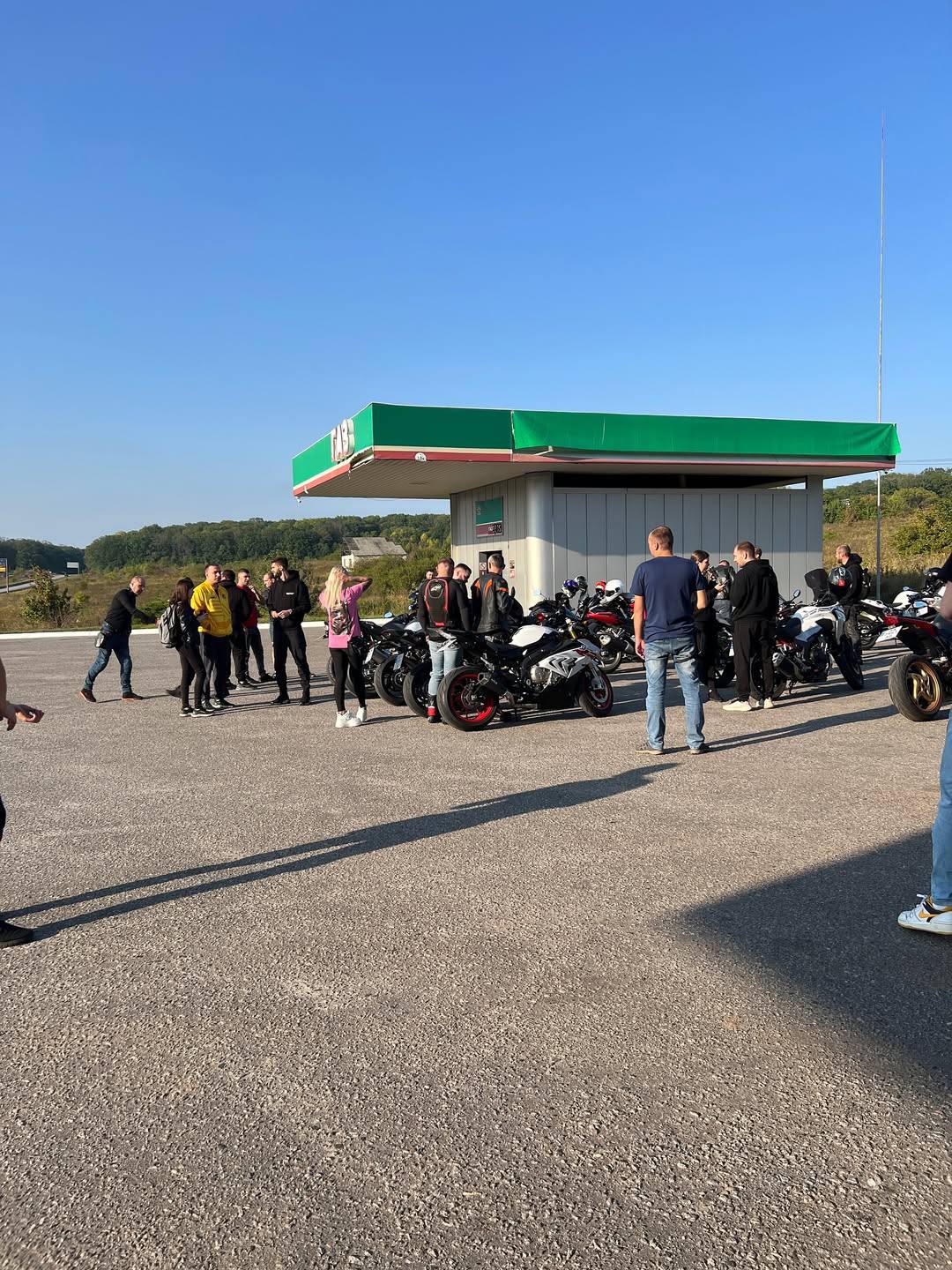 «Хаммер» ВСУ, оснащённый защитным ограждением и системой обнаружения дронов, подъехал на заправку на севере Харьковской области, где тусовались местные байкеры «Хаммер» ВСУ, оснащённый защитным ограждением и системой обнаружения дронов, подъехал на заправку на севере Харьковской области, где тусовались местные байкеры