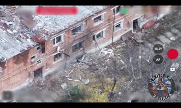 Штурмовики 2 мотострелкового батальона 128 бригады выдавливают противника из зданий практически уже на окраине Волчанска! После очень продолжительных позиционных боёв есть значительные успехи