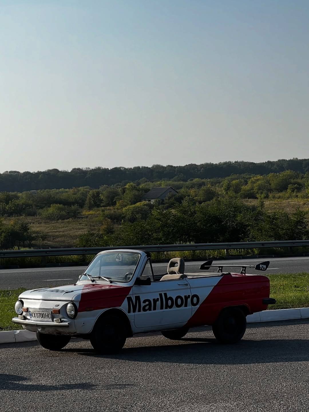 «Хаммер» ВСУ, оснащённый защитным ограждением и системой обнаружения дронов, подъехал на заправку на севере Харьковской области, где тусовались местные байкеры «Хаммер» ВСУ, оснащённый защитным ограждением и системой обнаружения дронов, подъехал на заправку на севере Харьковской области, где тусовались местные байкеры